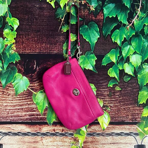Authentic Coach Clutch Wristlet Hot Pink Fuchsia Pebbled Leather 8x5 - Picture 1 of 4